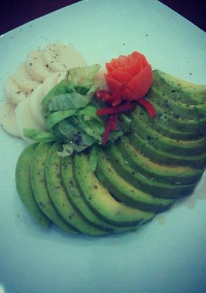 Una foto de Ensalada de aguacate y palmitos