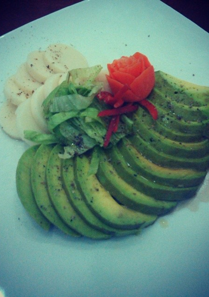 Una foto de Ensalada de aguacate y palmitos