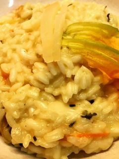 Una foto de Risotto con flor de calabaza