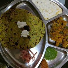 A picture of Makai ki roti with twist, aloo Gobhi sabzi, kheere ka raita.