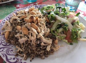 Una foto de Arroz de almendras, carne 🥩 y pollo 🐔