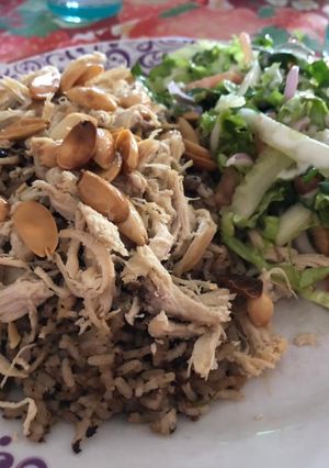 Una foto de Arroz de almendras, carne 🥩 y pollo 🐔