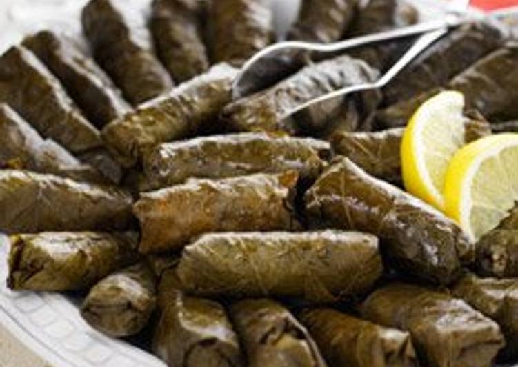طريقة عمل ورق الدوالي مع الزبيب ودبس الرمّان