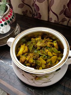 शिमला आलू की भुजिया (shimla aloo ki bhuijiya recipe in Hindi) रेसिपी मुख्य फोटो