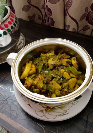 शिमला आलू की भुजिया (shimla aloo ki bhuijiya recipe in Hindi) रेसिपी मुख्य फोटो