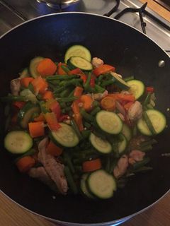 Una foto de Wok de pollo
