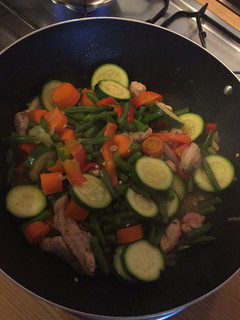 Una foto de Wok de pollo
