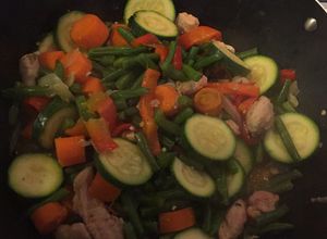 Una foto de Wok de pollo