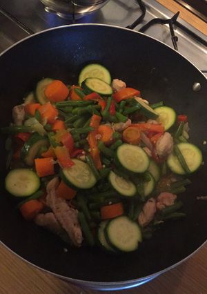 Una foto de Wok de pollo