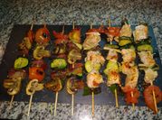 Una foto de brochetas de fiambres