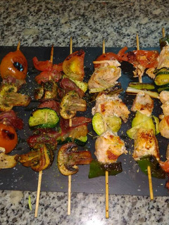 Una foto de Brochetas de salmón, jamón y verduras