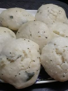 सूजी की इडली (sooji ke idli recipe in Hindi) रेसिपी मुख्य फोटो