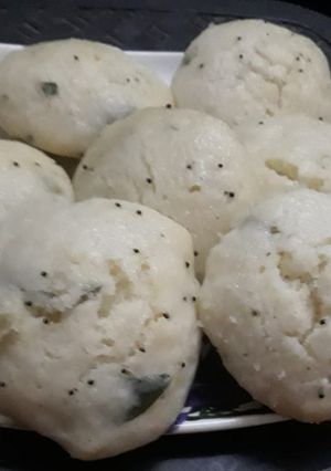 सूजी की इडली (sooji ke idli recipe in Hindi) रेसिपी मुख्य फोटो