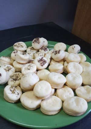 Una foto de Bizcochitos con crema de leche✨