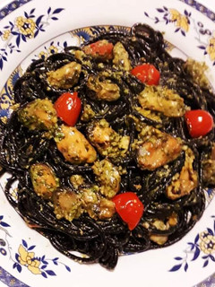 Una foto de Spaghetti en tinta de calamar con pesto genovés y mejillones