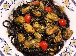 Foto principal de Spaghetti en tinta de calamar con pesto genovés y mejillones