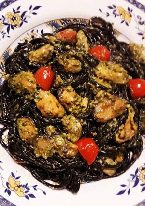Foto principal de Spaghetti en tinta de calamar con pesto genovés y mejillones