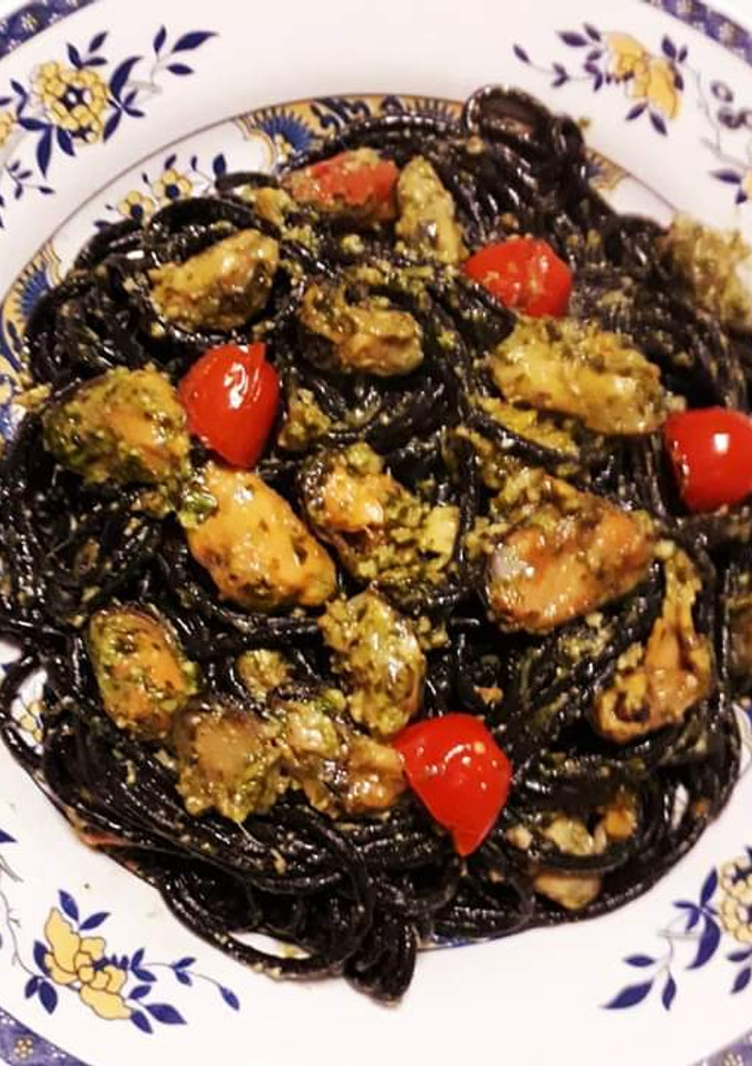 Una foto de Spaghetti en tinta de calamar con pesto genovés y mejillones