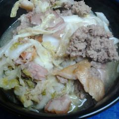 A picture of Chinese/nappa cabbage with beef and bacon.