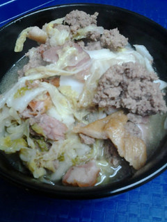 A picture of Chinese/nappa cabbage with beef and bacon.