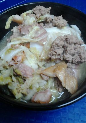 A picture of Chinese/nappa cabbage with beef and bacon.