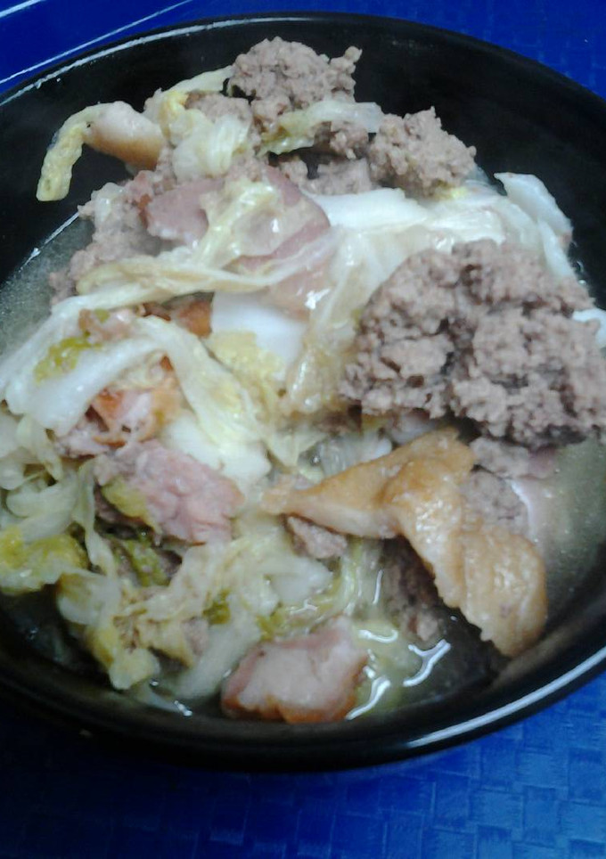 A picture of Chinese/nappa cabbage with beef and bacon.