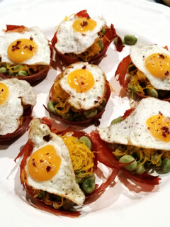 Una foto de Cestas crujientes de jamón con habitas baby y huevos de codorniz