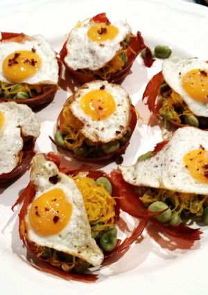 Una foto de Cestas crujientes de jamón con habitas baby y huevos de codorniz