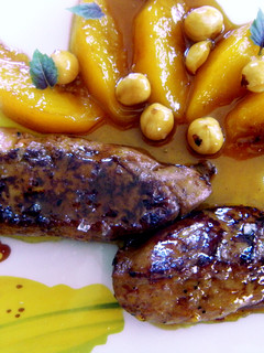 Una foto de Foie con melocotones al caramelo de mistela