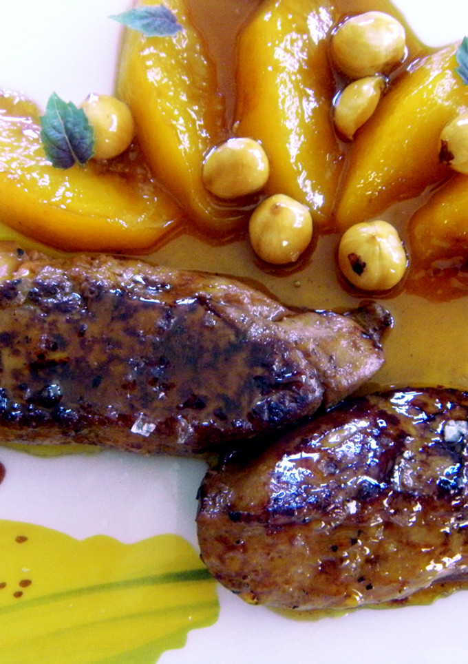 Una foto de Foie con melocotones al caramelo de mistela