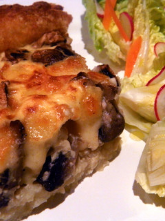 Una foto de Quiche de champiñones con base de patata trufada