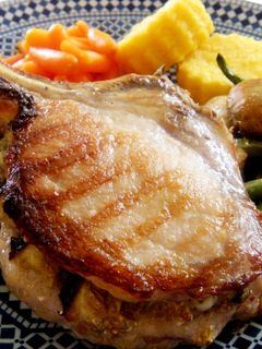 Una foto de Chuletas ibéricas rellenas de brevas y queso de Cabrales