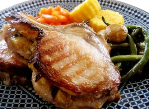 Una foto de Chuletas ibéricas rellenas de brevas y queso de Cabrales