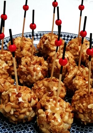 Una foto de Bolitas crocantes de queso y miel
