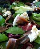 Ensalada con anchoas, roquefort y arándanos
