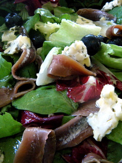 Una foto de Ensalada con anchoas, roquefort y arándanos