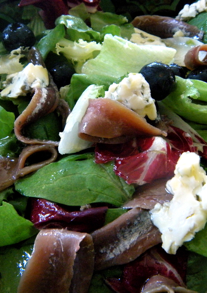 Una foto de Ensalada con anchoas, roquefort y arándanos