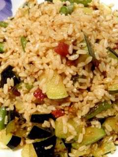 Una foto de Salteado de arroz integral con calabacín, judías verdes y jamón ibérico