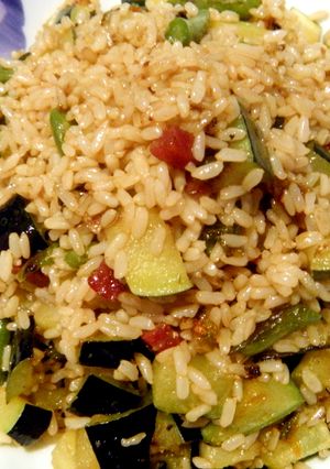 Una foto de Salteado de arroz integral con calabacín, judías verdes y jamón ibérico