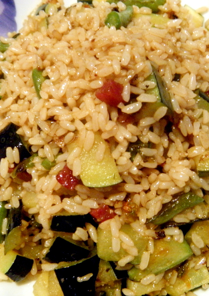 Una foto de Salteado de arroz integral con calabacín, judías verdes y jamón ibérico