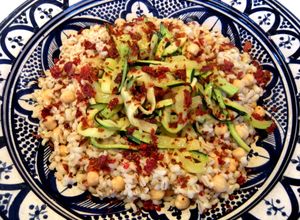 Una foto de Ensalada tibia de cebada perlada