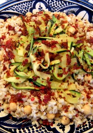 Una foto de Ensalada tibia de cebada perlada