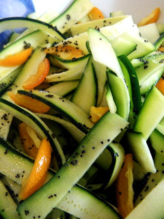 Una foto de Ensalada de cintas de calabacín con kumquats y semillas de amapola