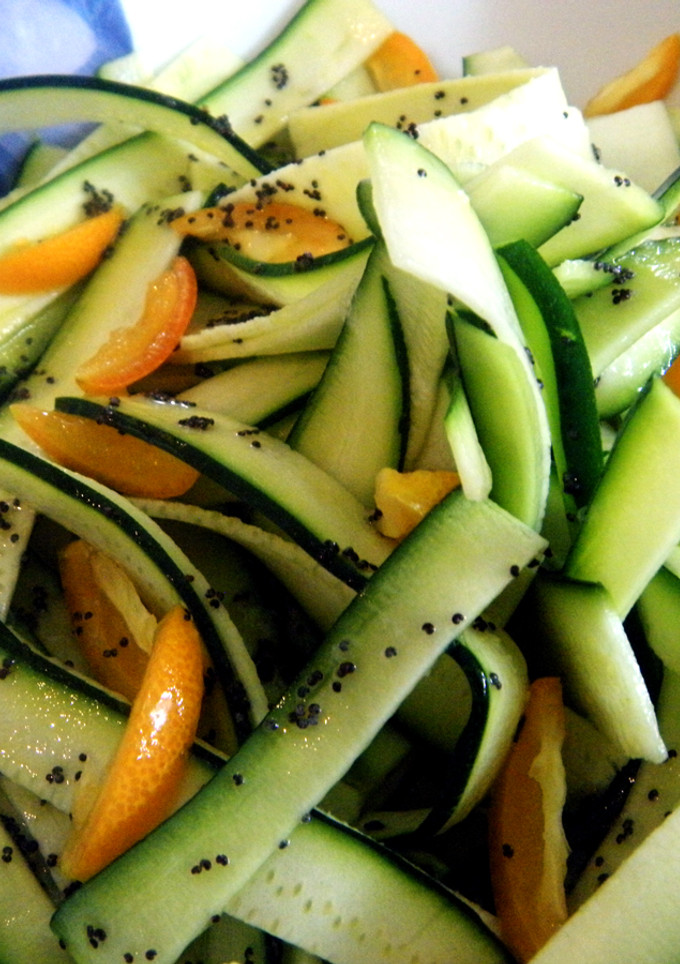 Una foto de Ensalada de cintas de calabacín con kumquats y semillas de amapola