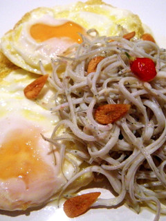 Una foto de Huevos fritos con angulas