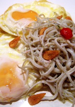 Una foto de Huevos fritos con angulas