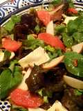 Ensalada con pera, pomelo rosa, brie y frutos secos especiados