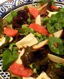 Ensalada con pera, pomelo rosa, brie y frutos secos especiados