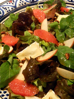 Una foto de Ensalada con pera, pomelo rosa, brie y frutos secos especiados