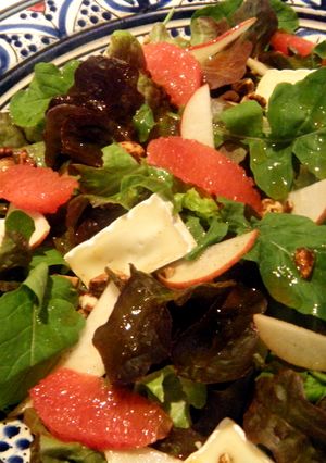 Una foto de Ensalada con pera, pomelo rosa, brie y frutos secos especiados